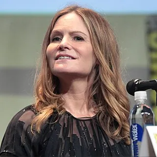 Jennifer Jason Leigh